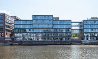 Der Hauptsitz der HFH in Hamburg, fotografiert von der anderen Kanalseite.